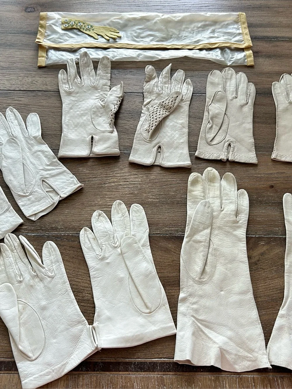 Five pair of vintage kid gloves (leather) with vintage glove holder🌼